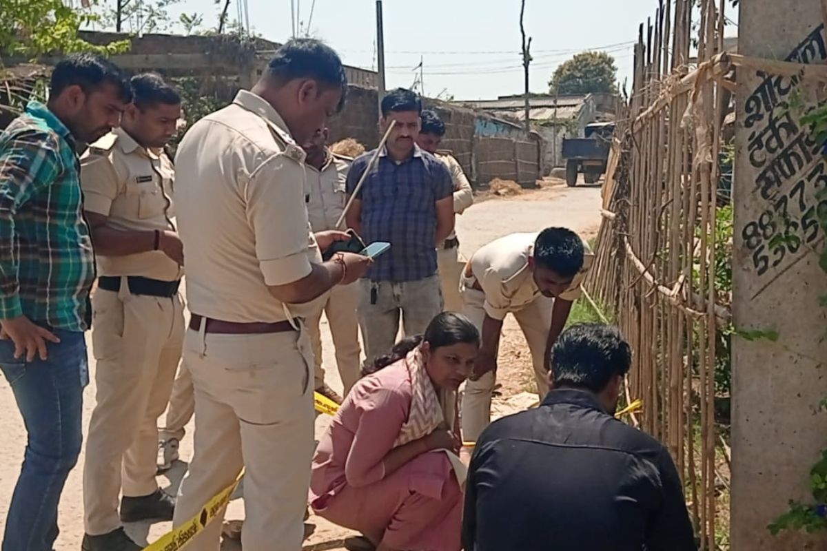 घटनास्थल की जांच करते अधिकारी