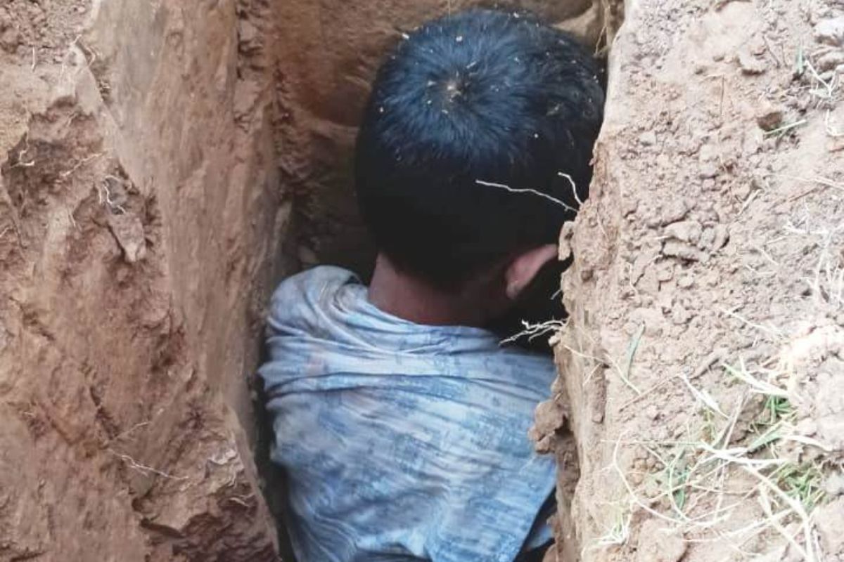 गड्ढे में गिरा मासूम