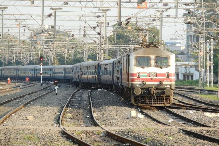 लखनऊ-बरौनी एक्सप्रेस में सोते हुए यात्री पर गिरा एसी वेंट, बाल-बाल बचा