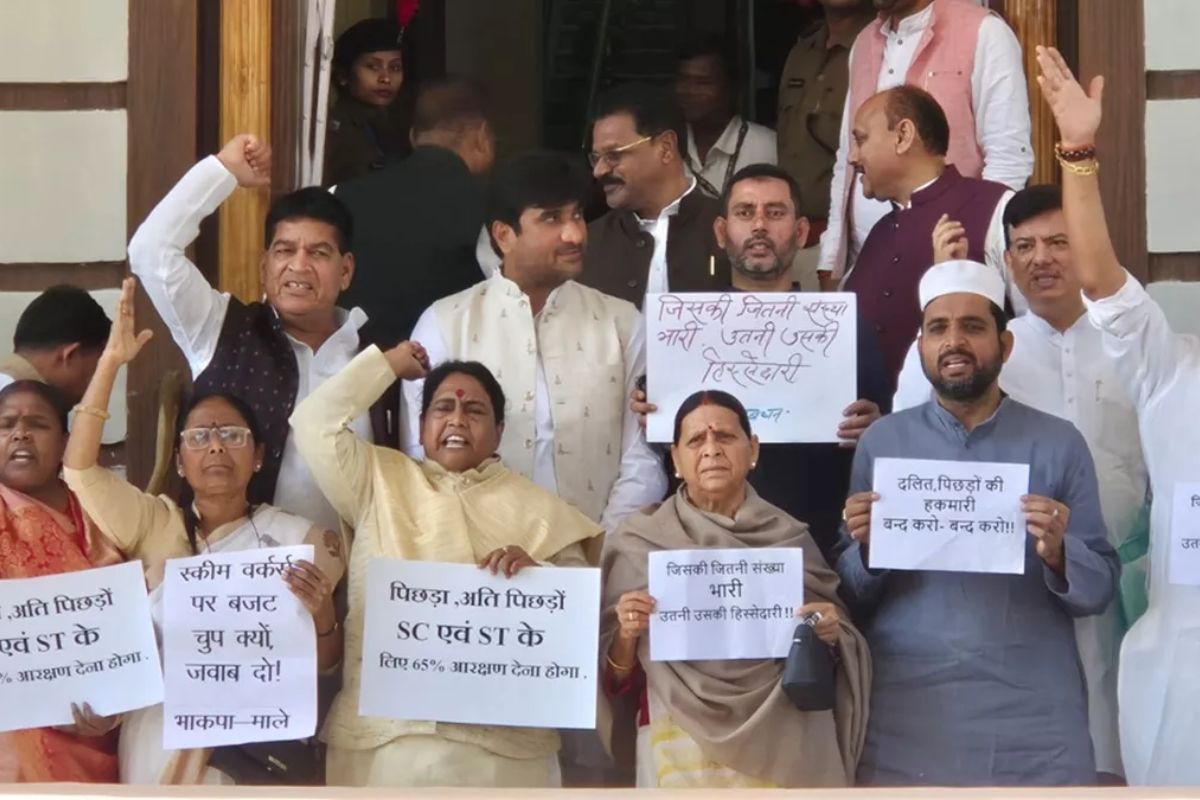 बिहार विधानसभा में विरोध प्रदर्शन करते आरजेडी विधायक