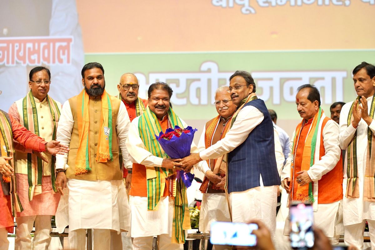 बिहार बीजेपी अध्यक्ष चुने जाने के बाद दिलीप जायसवाल को बधाई देते पार्टी के दूसरे नेता
