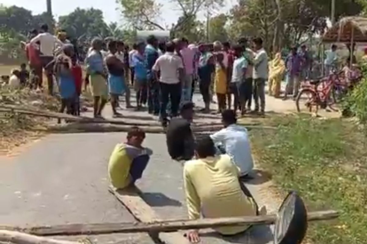 सड़क पर धरना प्रदर्शन करते ग्रामीण