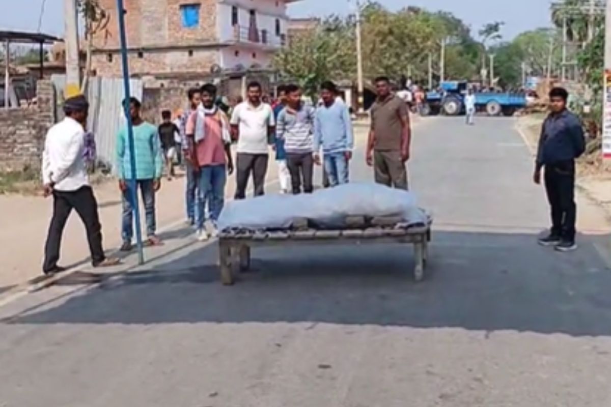 राविया के शव के साथ प्रदर्शन करते ग्रामीण