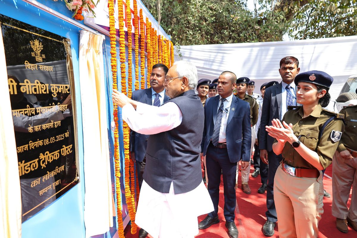 मॉडल ट्रैफिक पोस्ट का उद्घाटन करते मुख्यमंत्री