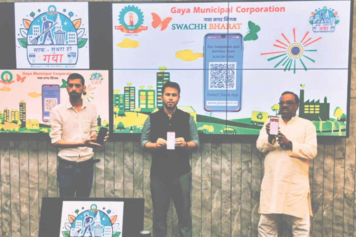 एप व वेबसाइट लांच करते पदाधिकारी