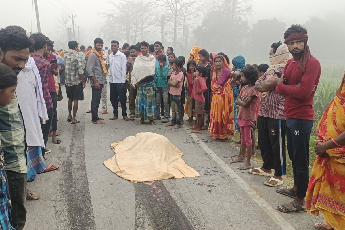 सड़क पर शव रखकर प्रदर्शन करते ग्रामीण