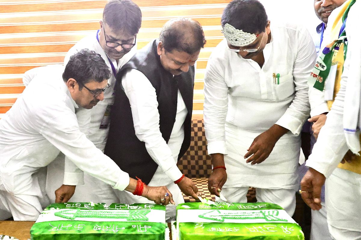 CM के जन्मदिन के मौके पर केक काटते बीजेपी नेता