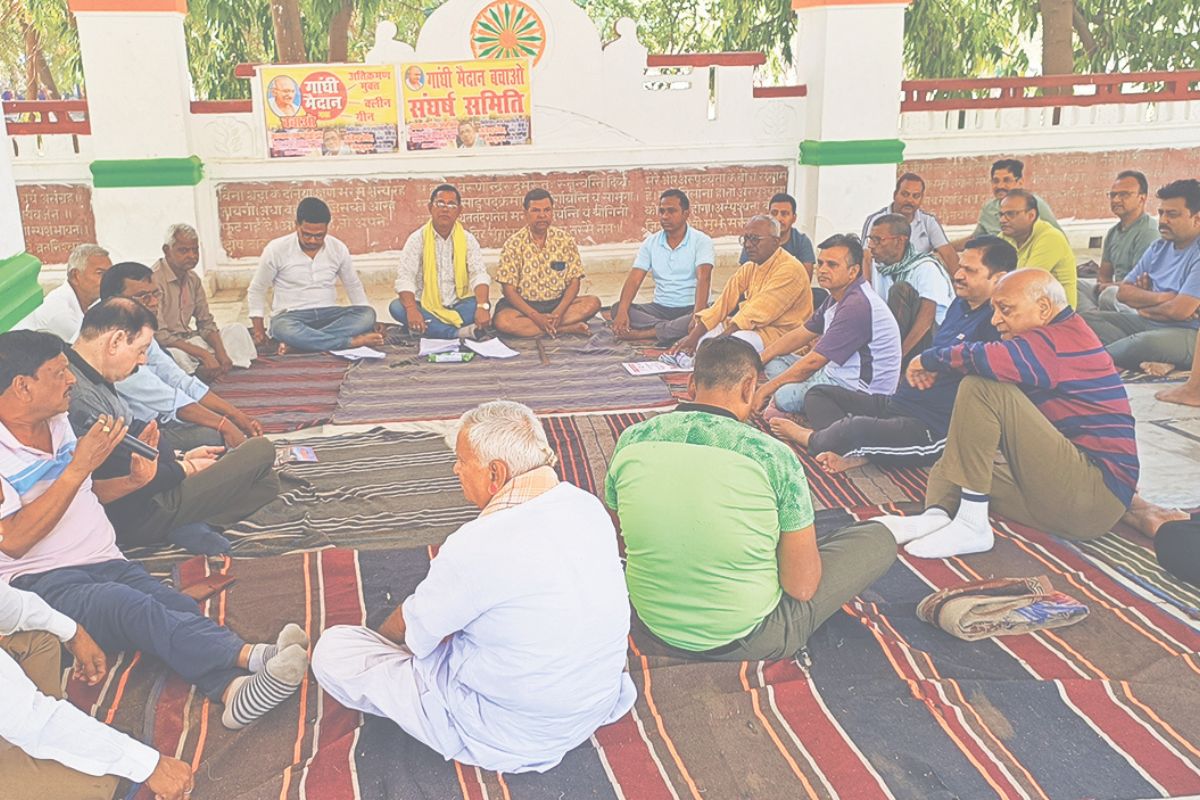 विरोध प्रदर्शन करते लोग