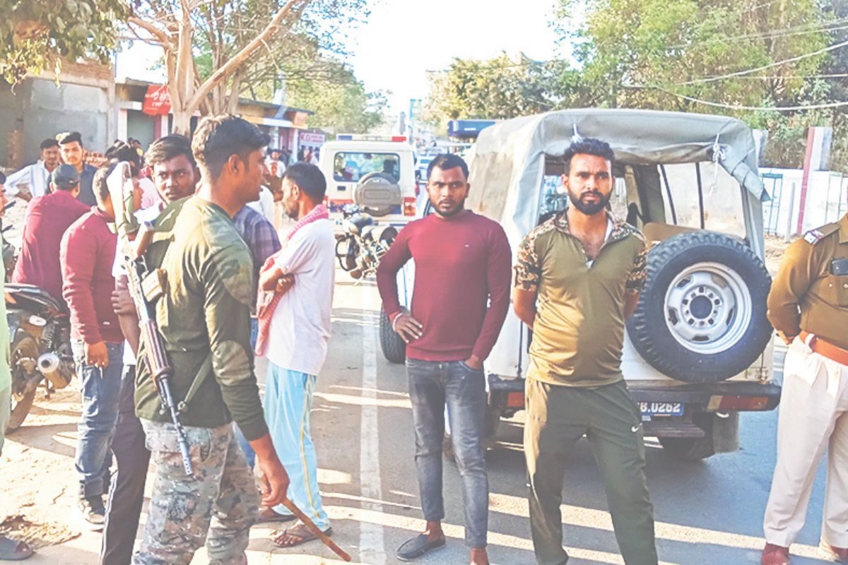घटनास्थल पर मौजूद भीड़