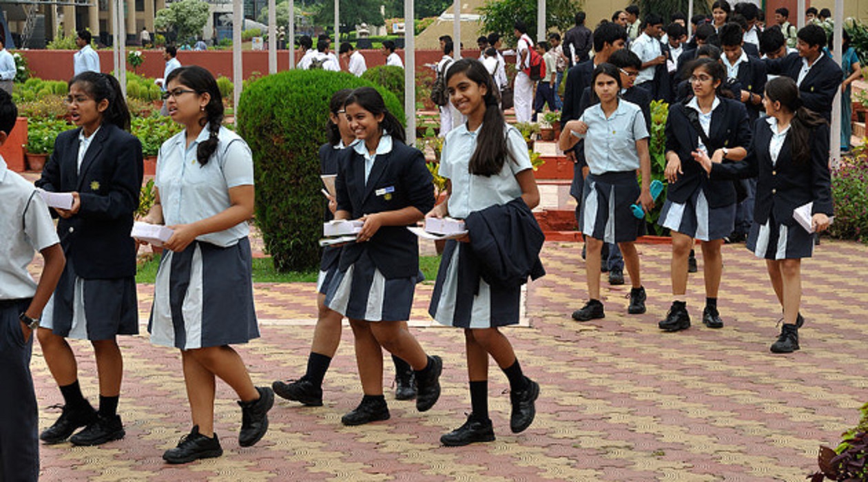 स्कूल में मौजूद छात्र-छात्राएं, सांकेतिक तस्वीर