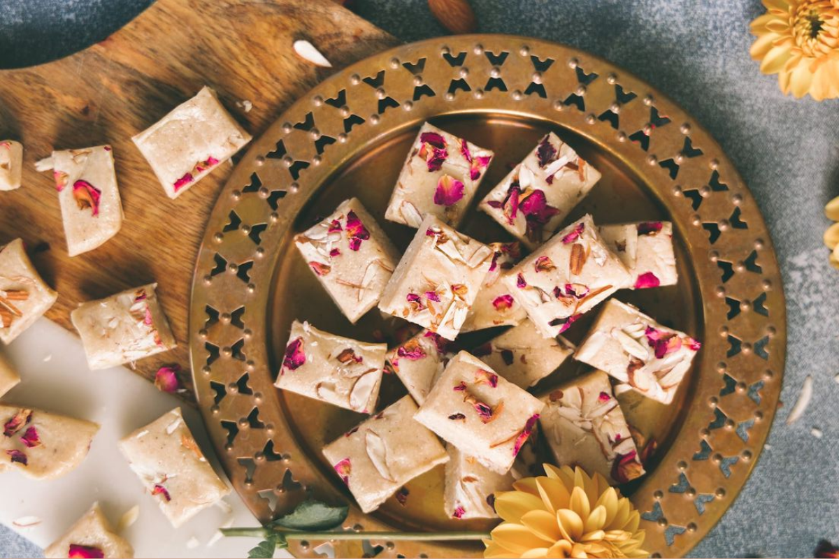 Rose Barfi Recipe: होली पर घर में बनाएं यह खास मिठाई गुलाब बर्फी  