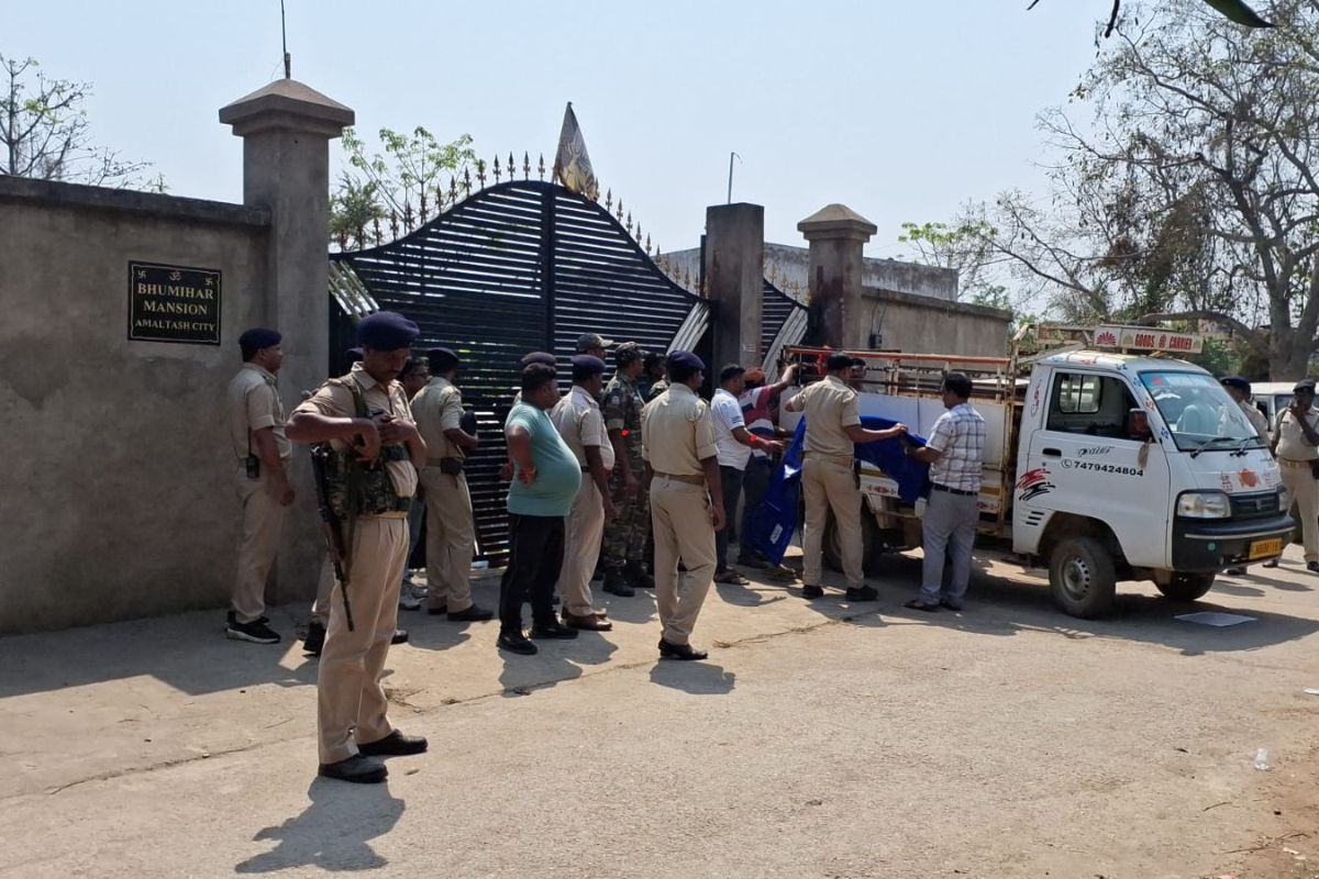 घटनास्थल पर तैनात पुलिस