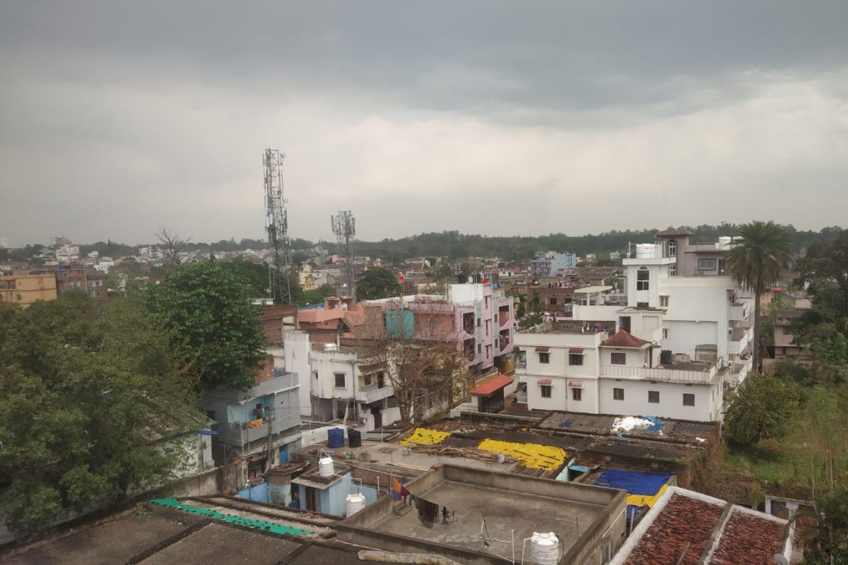 आसमान में छाया काला बादल