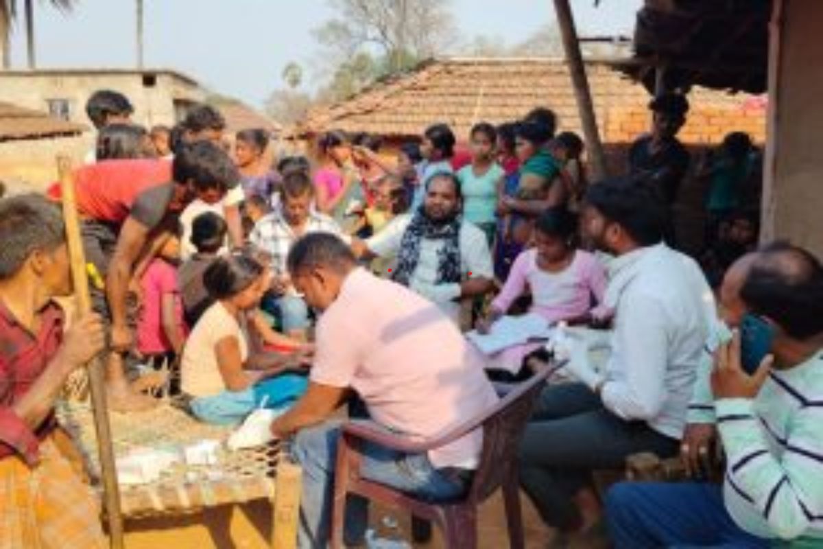 बच्चों की जांच करते चिकित्सक, Prabhat Khabar