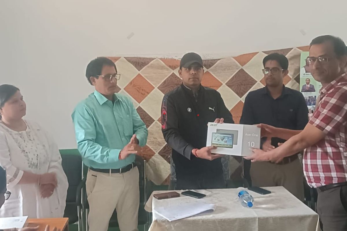 शिक्षक को टैब देते डीईओ प्रवीन रंजन