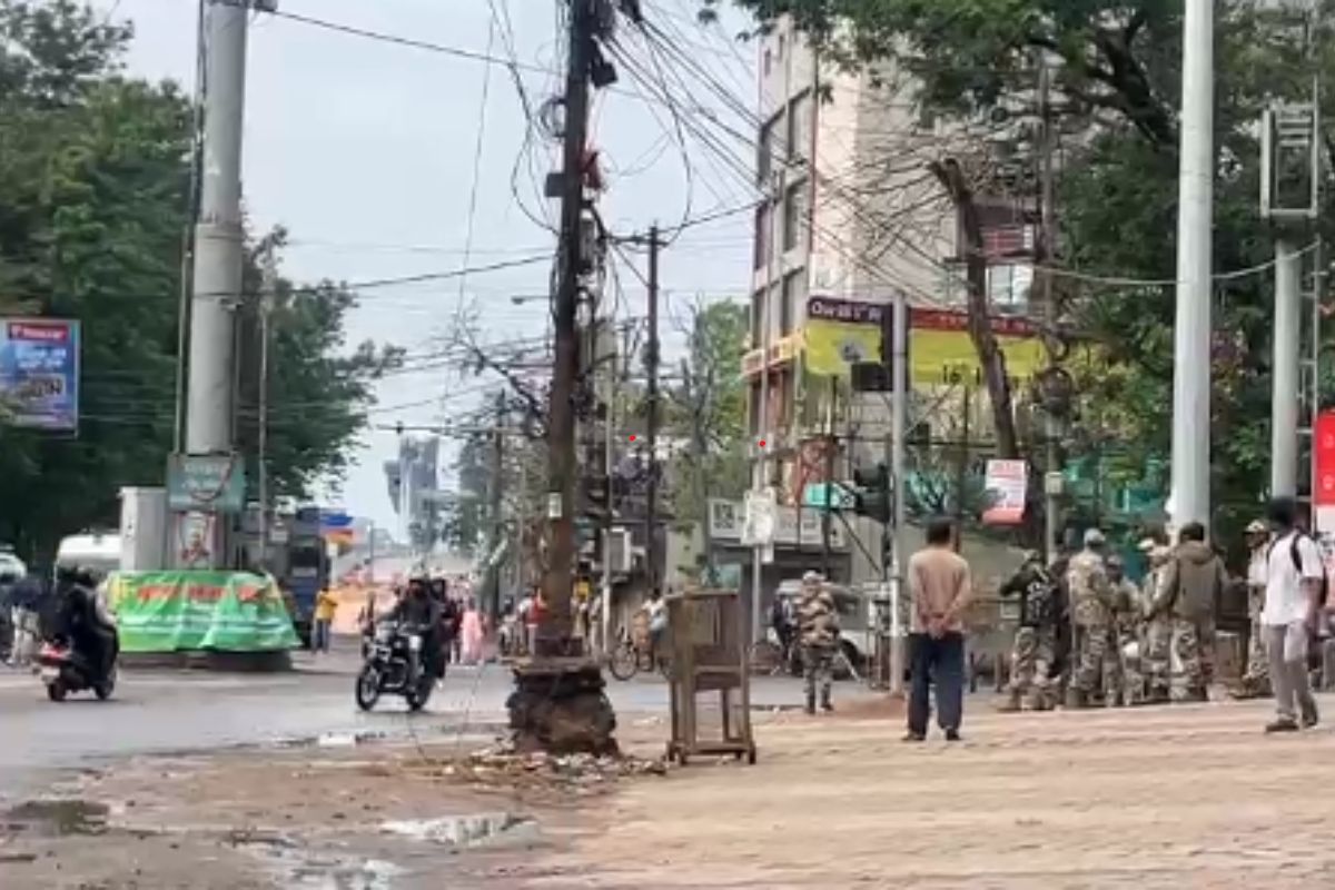 रांची के सिरमटोली चौक पर तैनात पुलिस के जवान