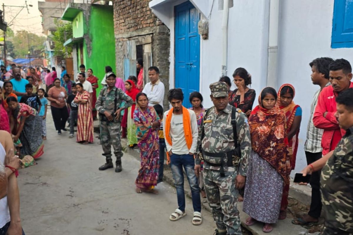 घटनास्थल पर जुटी लोगों की भीड़ और वहां पर तैनात पुलिस के जवान
