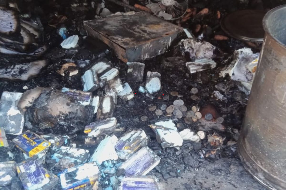 चतरा के किराना दुकान का जला सामान