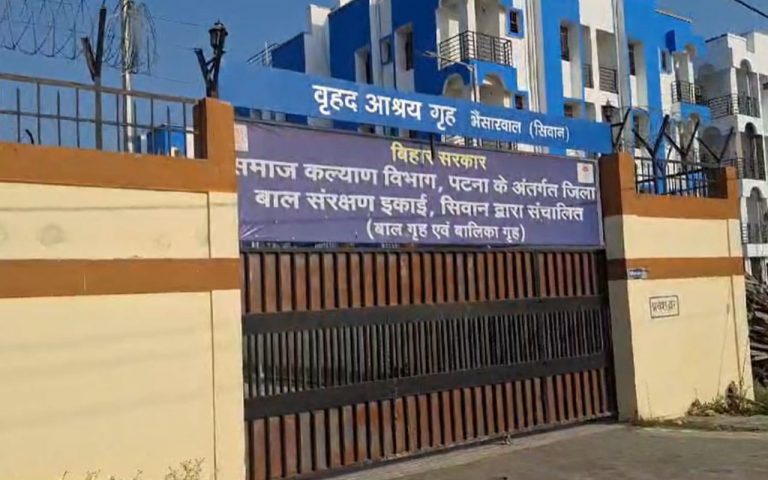 Siwan News: 13 लड़की फरार होने के मामले में डीएम का बड़ा एक्शन, तीन निलंबित और दो दलों का हुआ गठन