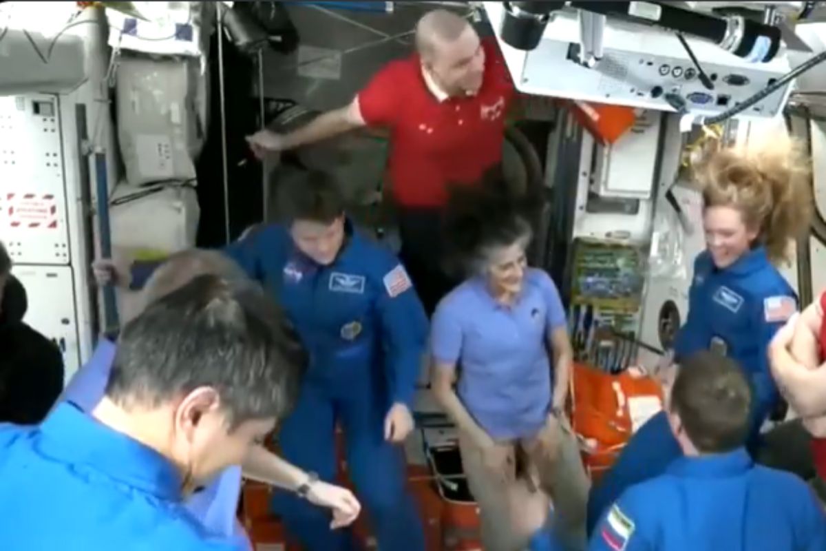 Sunita Williams: स्पेसएक्स का यान 9 महीनों से फंसी सुनीता विलियम्स और बुच विल्मर को लेने ISS पहुंचा. साथियों को देख अंतरिक्ष यात्रियों में खुशी की लहर दौड़ गई, जल्द होगी धरती वापसी.