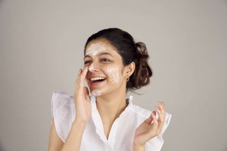White Cast In Sunscreen: सनस्क्रीन में वाइट कास्ट, क्या यह आपकी स्किन के लिए नुकसानदायक है?