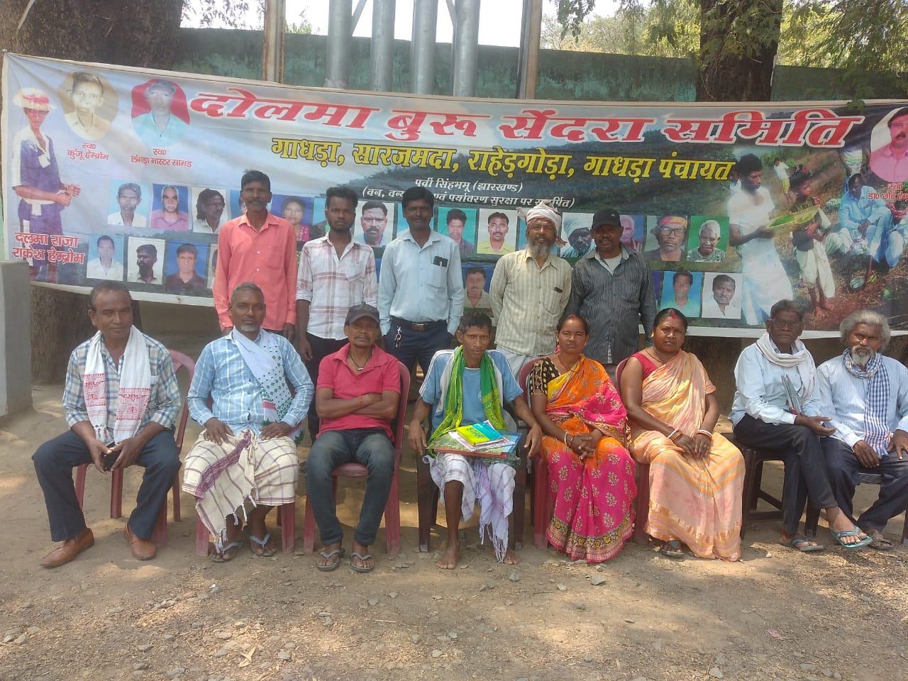 Jamshedpur News : परसुडीह क्षेत्र के गदड़ा गांव में रविवार को दलमा राजा राकेश हेंब्रम की अध्यक्षता में दलमा सेंदरा की रणनीतियों में विचार-विचार विमर्श किया गया. राकेश हेंब्रम ने बताया कि आदिकाल से आदिवासी समुदाय दलमा पहाड़ में सेंदरा की परंपरा का निर्वहन करते आ रहे हैं.
