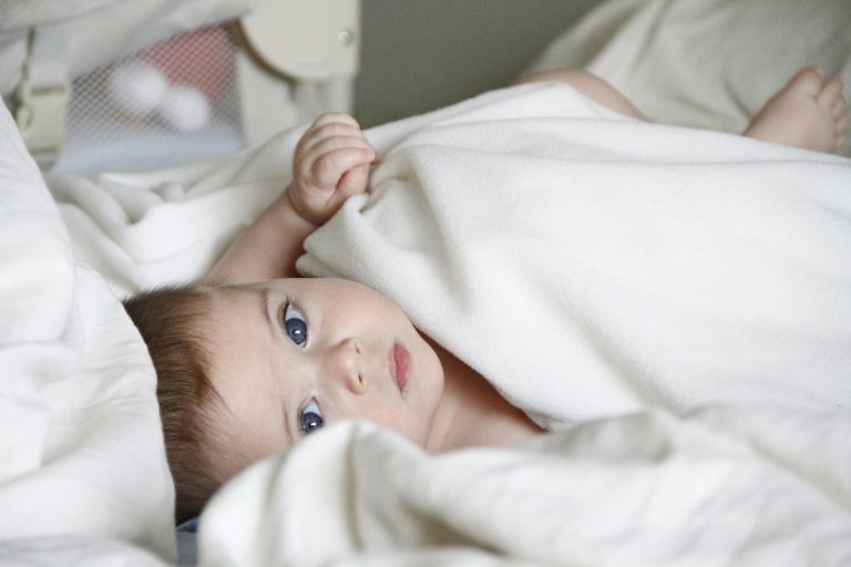 Cute Baby Names: बच्चों के लिए चुनें कमल जैसे नाम जो हों सौंदर्य और शांति का प्रतीक
