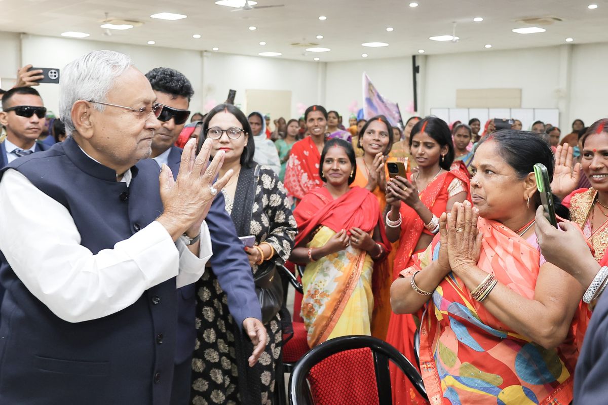 cm nitish holi | On Women's Day in Patna, slogans of 'Nitish again in 2025' were raised in front of the CM