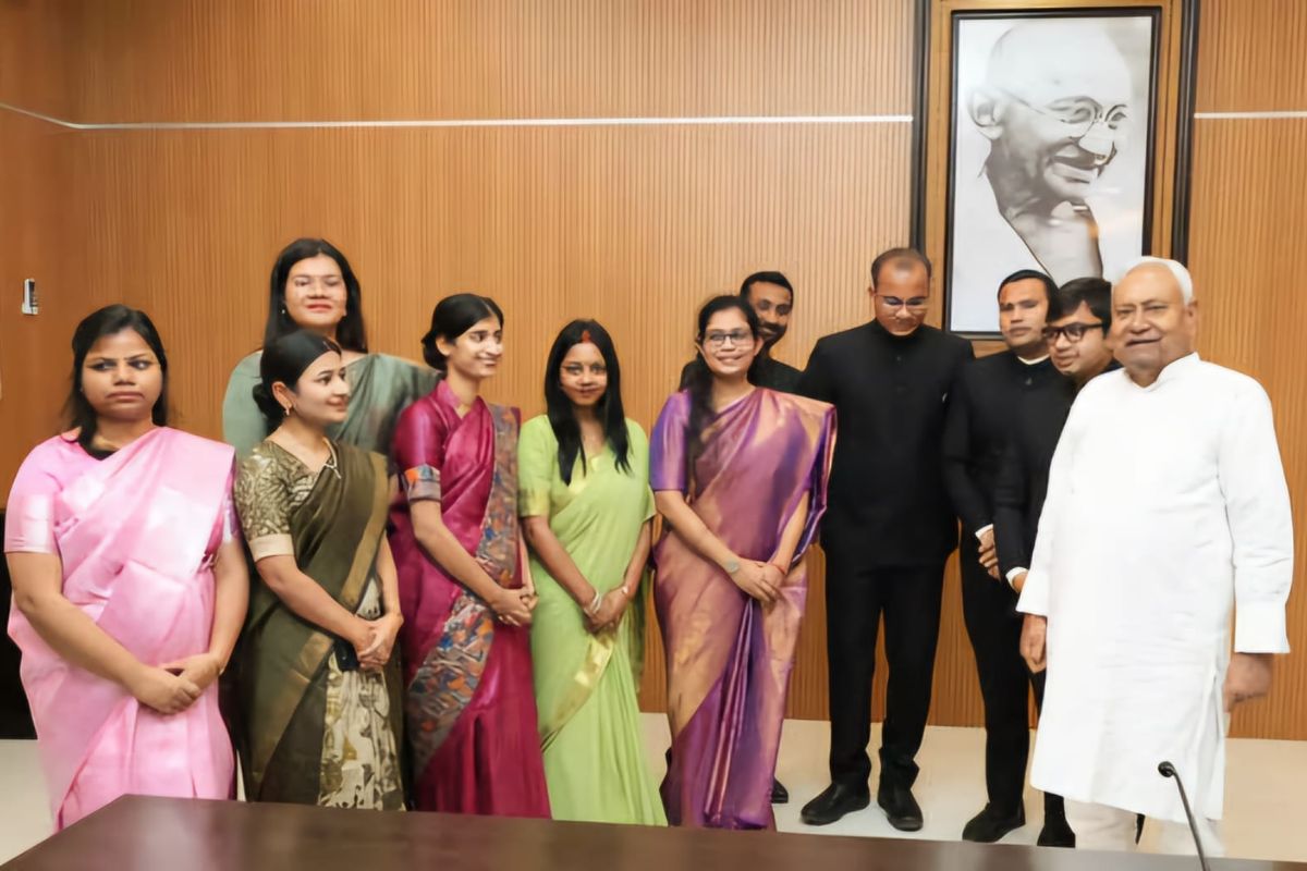 cm nitish with ias| 6 women IAS of Bihar, whose ability was highly praised by CM Nitish