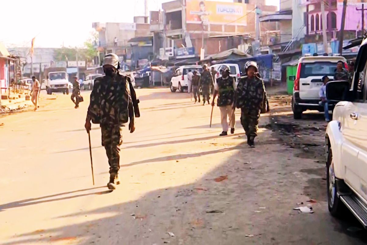 गिरिडीह के घोड़थम्बा की सड़कों पर पसरा सन्नाटा. गश्ती करते सुरक्षाकर्मी.