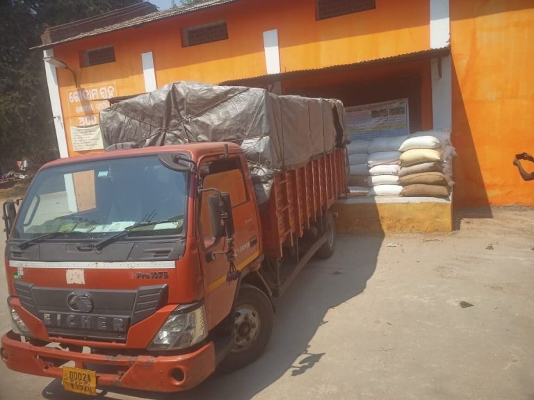 Rourkela News: झारखंड से 106 बोरी रागी लेकर रायबोगा लैंपस पहुंचा मिनी ट्रक जब्त
