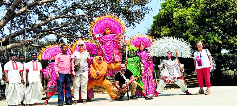 मानभूम शैली छऊ नृत्य के कायल हुए विदेशी मेहमान