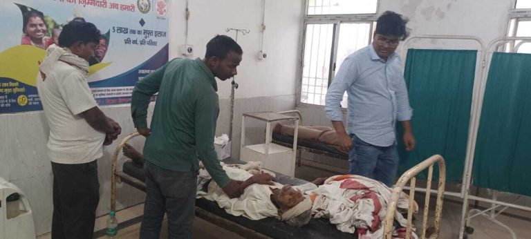 दो बाइक की टक्कर में तीन लोग जख्मी