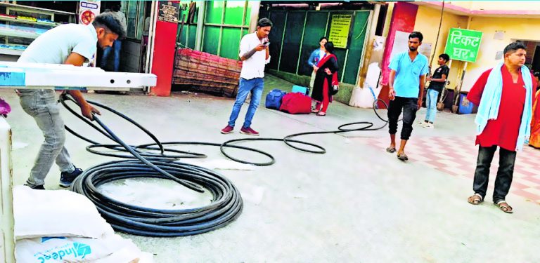 Saran News : छपरा जंक्शन व कचहरी स्टेशन पर सोलर पैनल का काम शुरू