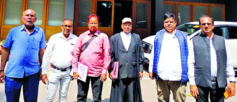 west singhbhum news: हाजिरी बनाने को उच्च गुणवत्ता युक्त डिवाइस दे विभाग, निजी मोबाइल पर बाध्य न करे