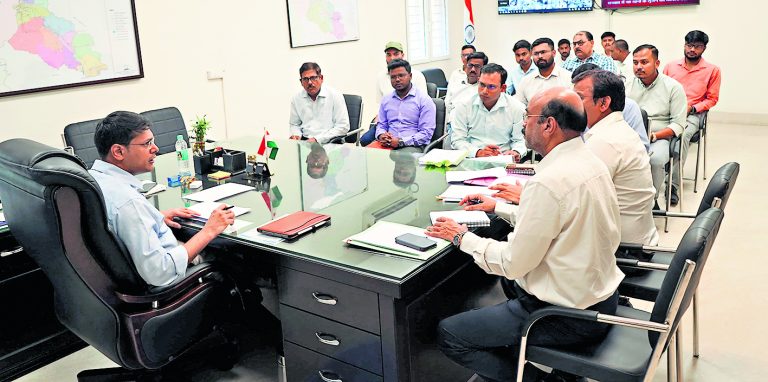 Jamshedpur News : शहरी सुविधाओं को लेकर उपायुक्त सख्त, योजनाओं को तय समय में पूरा करने का निर्देश