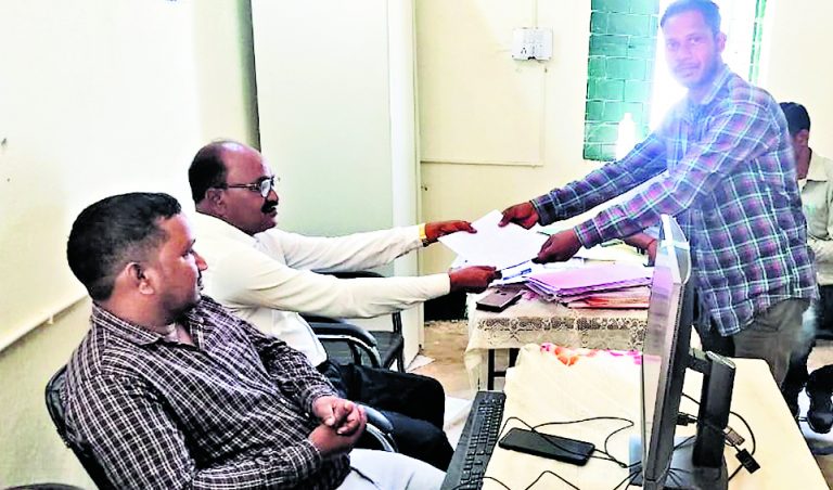 शिक्षक के व्यवहार से विद्यार्थी परेशान हैं, उनका ट्रांसफर कर दें या स्कूल बंद कर दें