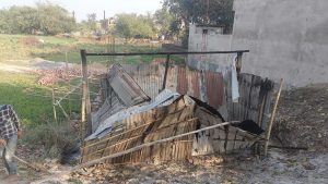 विवादित भूखंड पर बनी झोंपड़ी को जलाने की शिकायत