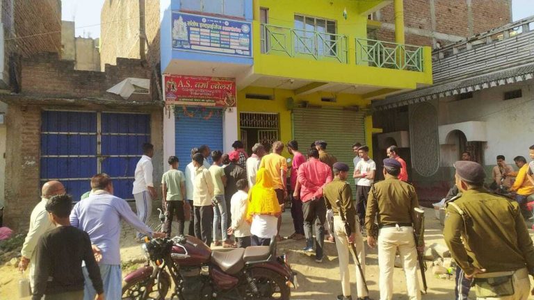 बाढ़ में ज्वेलरी शॉप पर अंधाधुंध फायरिंग