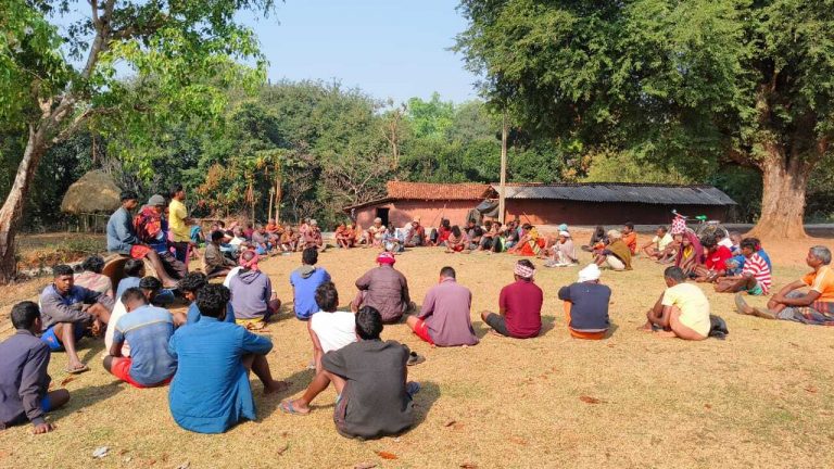 West Singhbhum News : लगोरा के ग्रामीणों को नहीं मिलता नेटवर्क, फोन करने के लिए जाना पड़ता है 10 किमी दूर