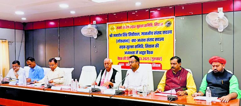 siwan news : चिह्नित नौ ब्लैक स्पॉटों पर लगाये जा रहे रिफ्लेक्टर व बनाये जा रहे ब्रेकर