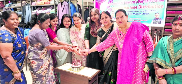 तीन असहाय महिलाओं को रोटरी नालंदा ने दिया सिलाई मशीन