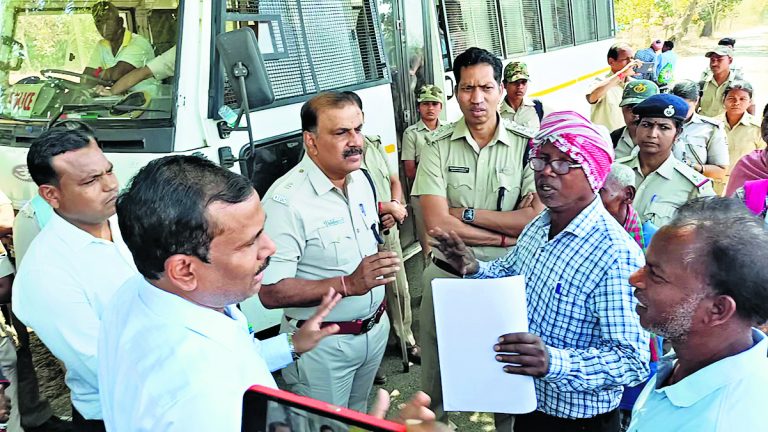 Rourkela News: भारत माला सड़क के चिह्नित स्थान पर उखाड़े गये खंभों को पुलिस बंदोबस्त के बीच प्रशासन ने दोबारा गाड़ा