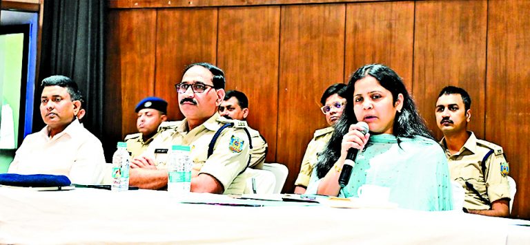 Dhanbad News : शांति समिति की बैठक में बोलीं उपायुक्त -कानून हाथ में ले कर सड़क जाम करने वालों पर होगी कार्रवाई