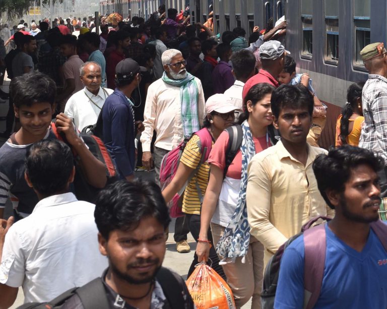 होली को लेकर घर लौटने लगे परदेशी बाबू, रेलवे स्टेशनों पर बढ़ी भीड़