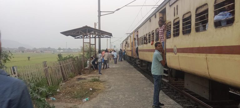 मोकामा-हावड़ा एक्सप्रेस में सीट पर बैठने के लिए यात्रियों के बीच मारपीट