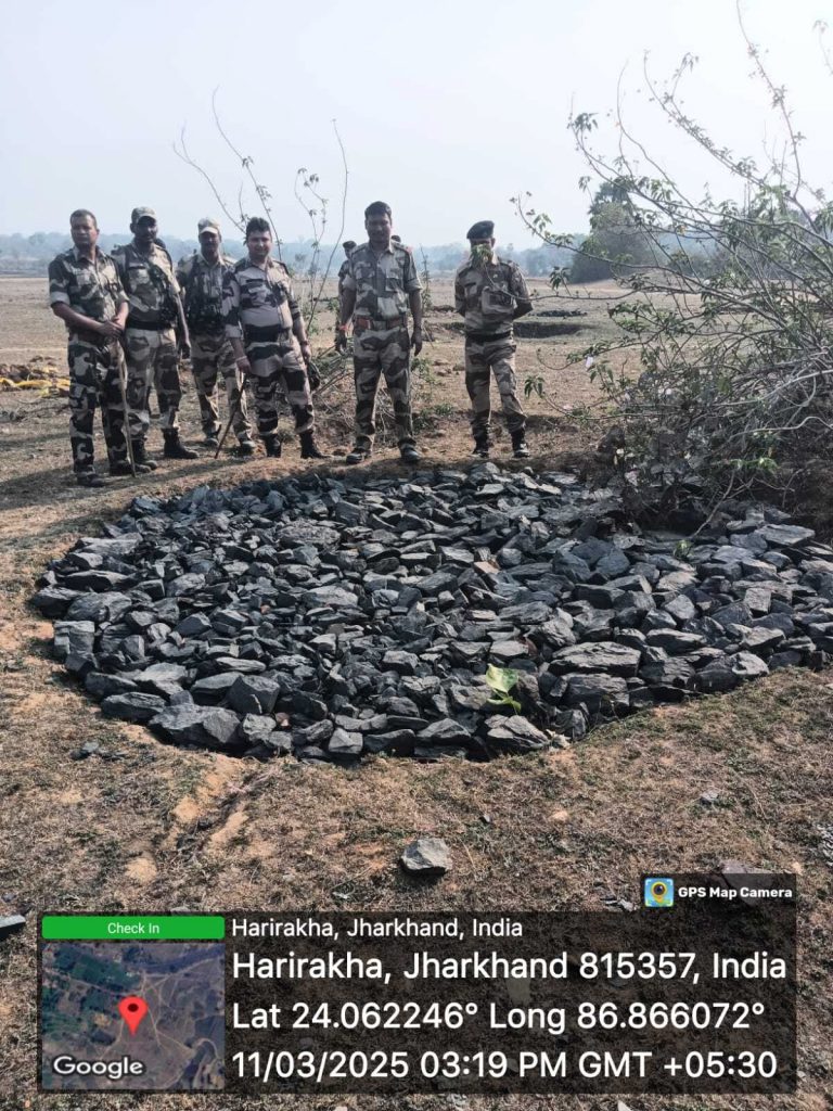 Deoghar news : छापेमारी करने गये सुरक्षा बलों पर हमला, पत्थर लगने से सिक्योरिटी इंस्पेक्टर घायल