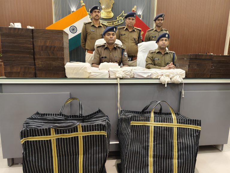 शहर के तनिष्क ज्वेलरी शोरूम में लूटपाट के बाद रामगढ़िया के रास्ते भागे थे सभी अपराधी