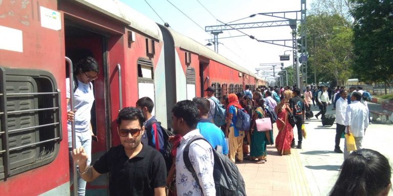 West Singhbhum News : बिहार जाने वाले यात्री हुए दोगुने, सीट के लिए बढ़ा संघर्ष