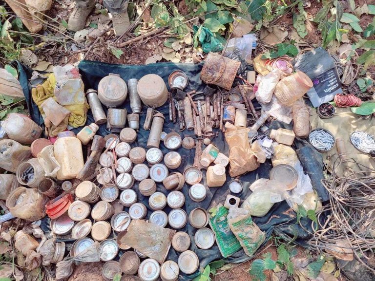 Chaibasa News : चाईबासा के टोंटो में नक्सली डंप से हथियार व बारूद बरामद